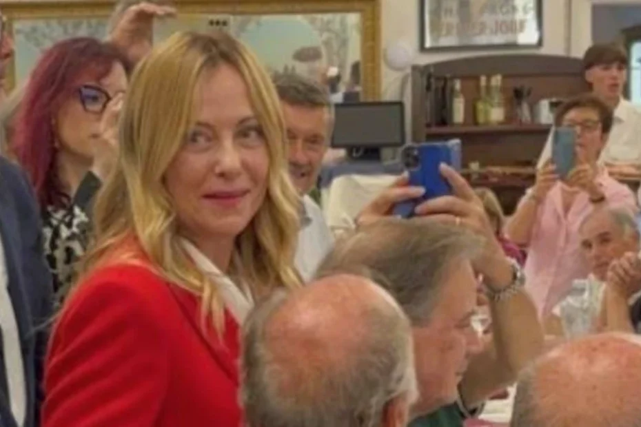 Giorgia Meloni, sorpresa alla Garbatella: bagno di folla alla festa dei nonni