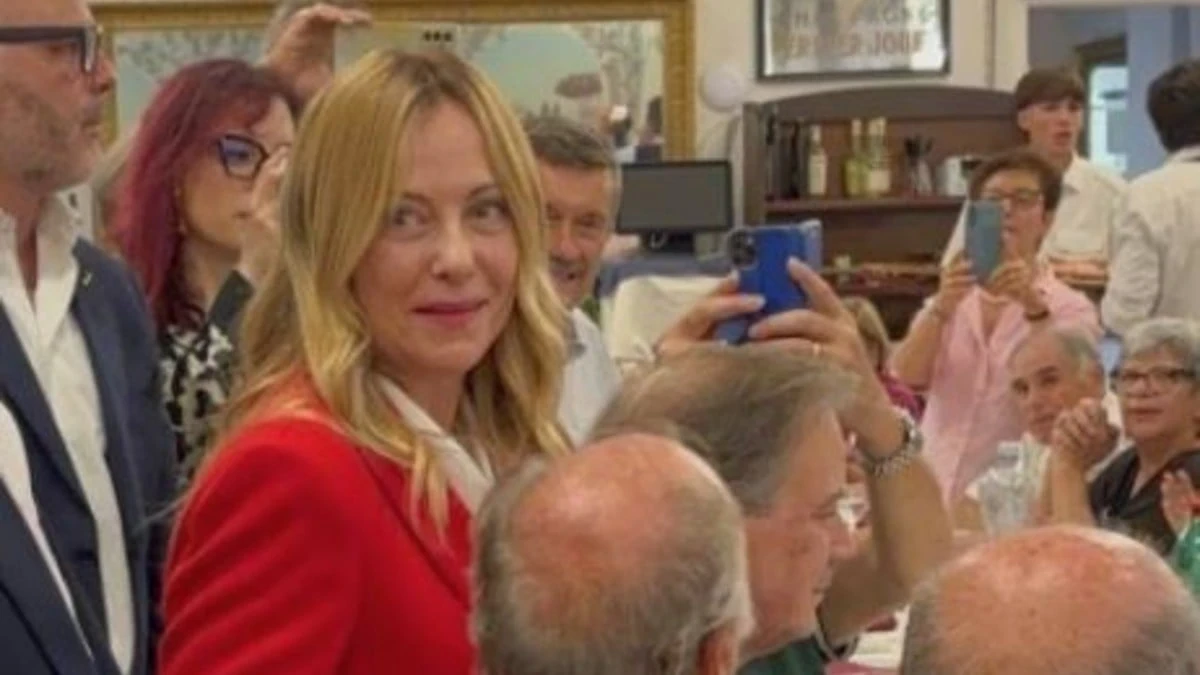 Giorgia Meloni, sorpresa alla Garbatella: bagno di folla alla festa dei nonni