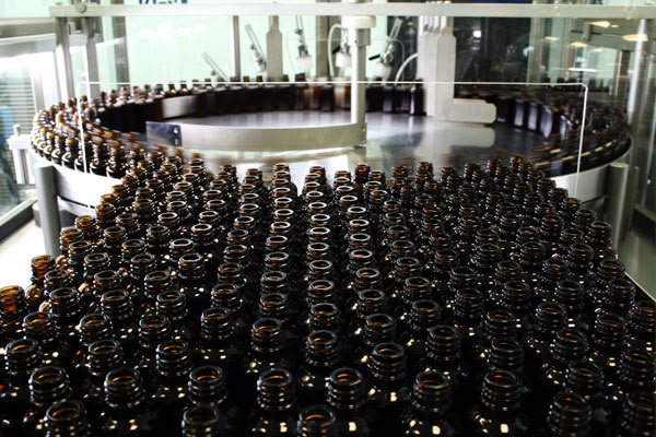 Flaconi sulla linea di produzione Guna