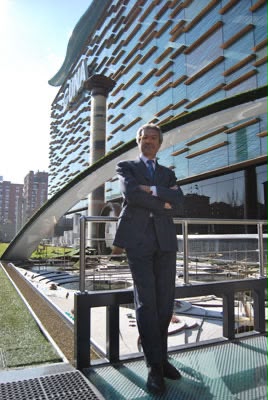 Alessandro Pizzoccaro all’esterno della sede Guna