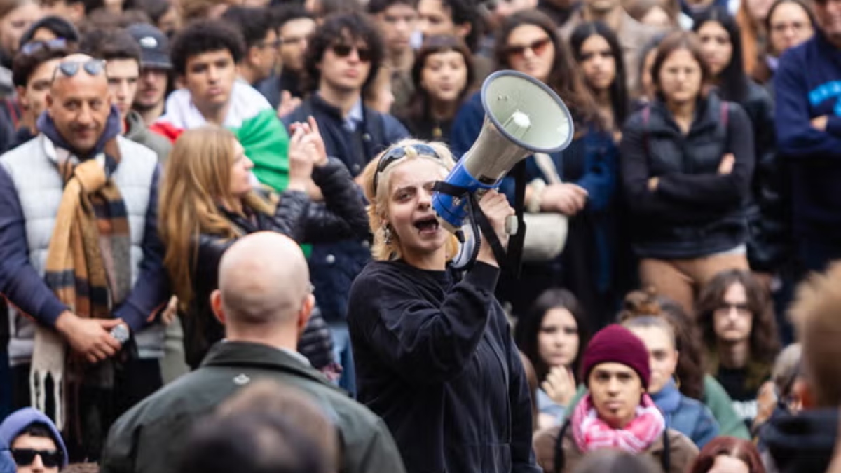 i figli vanno in piazza contro la polizia e le mamme corrono a proteggerli la rivoluzione con il biberon da Thesocialpost.it i figli vanno in piazza contro la polizia e le mamme corrono a proteggerli la rivoluzione con il biberon
