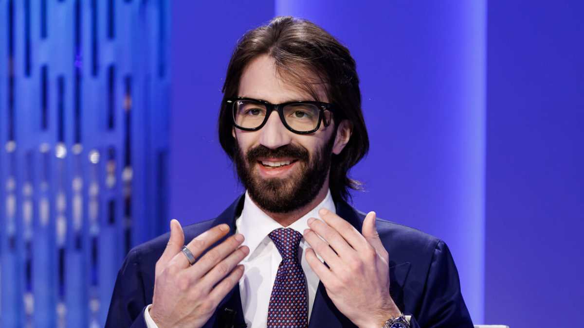 Leonardo Maria Del Vecchio si confessa con Fedez: “Ho fatto l’amore con duemila donne”
