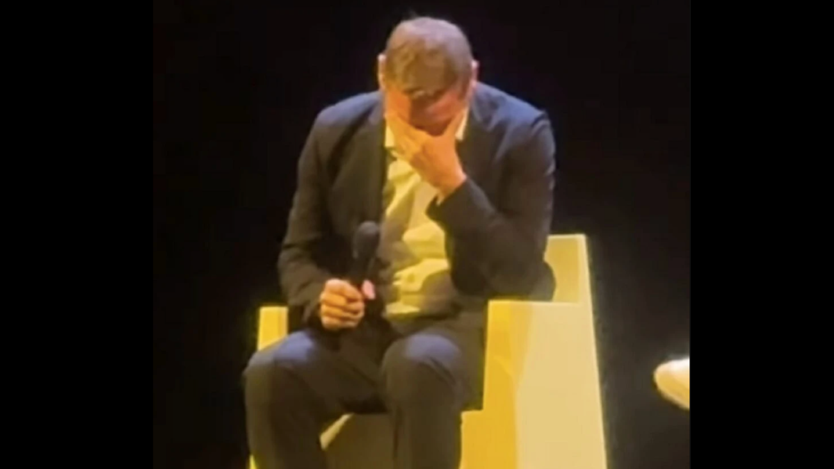 francesco totti in lacrime a teatro spettatori attoniti cosa succede da Thesocialpost.it francesco totti in lacrime a teatro spettatori attoniti cosa succede