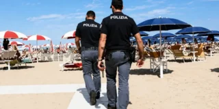 Spiaggia libera di San Benedetto del Tronto in una giornata estiva, a illustrare l'aggressione a una 22enne poi bloccata dai bagnanti intervenuti